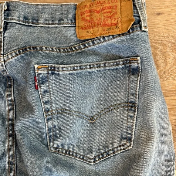 Levis 501 Jeans Mens 36x32 Blue Denim 100% Cotton Button Fly Straight - Picture 8 of 13